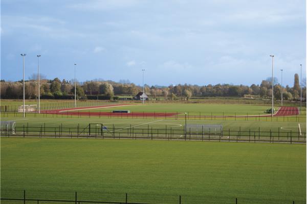 Aanleg sportpark met kunstgras en 2 natuurgras voetbalvelden, atletiekpiste en Finse piste - Sportinfrabouw NV